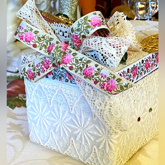 Christmas Lane Hope Chest Vintage Miniature, Vintage Lace, Jewel, Vestments, NEW - Picture 5 of 10